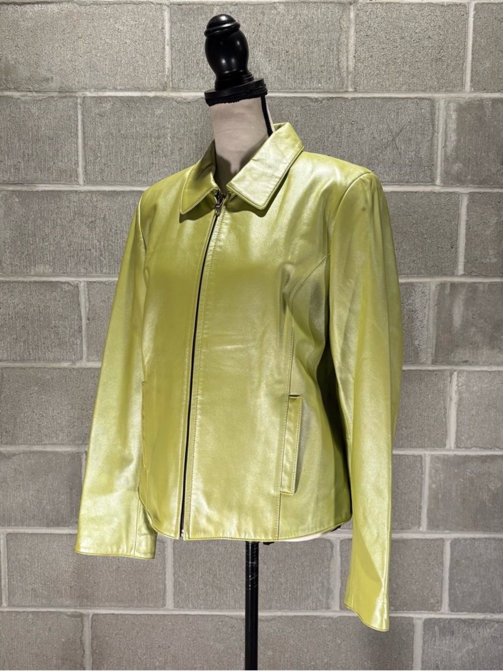 Liz Claiborne genuine leather jacket. - Picture 5 of 14
